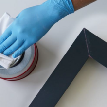 Doseur pour nettoyant avec solvant